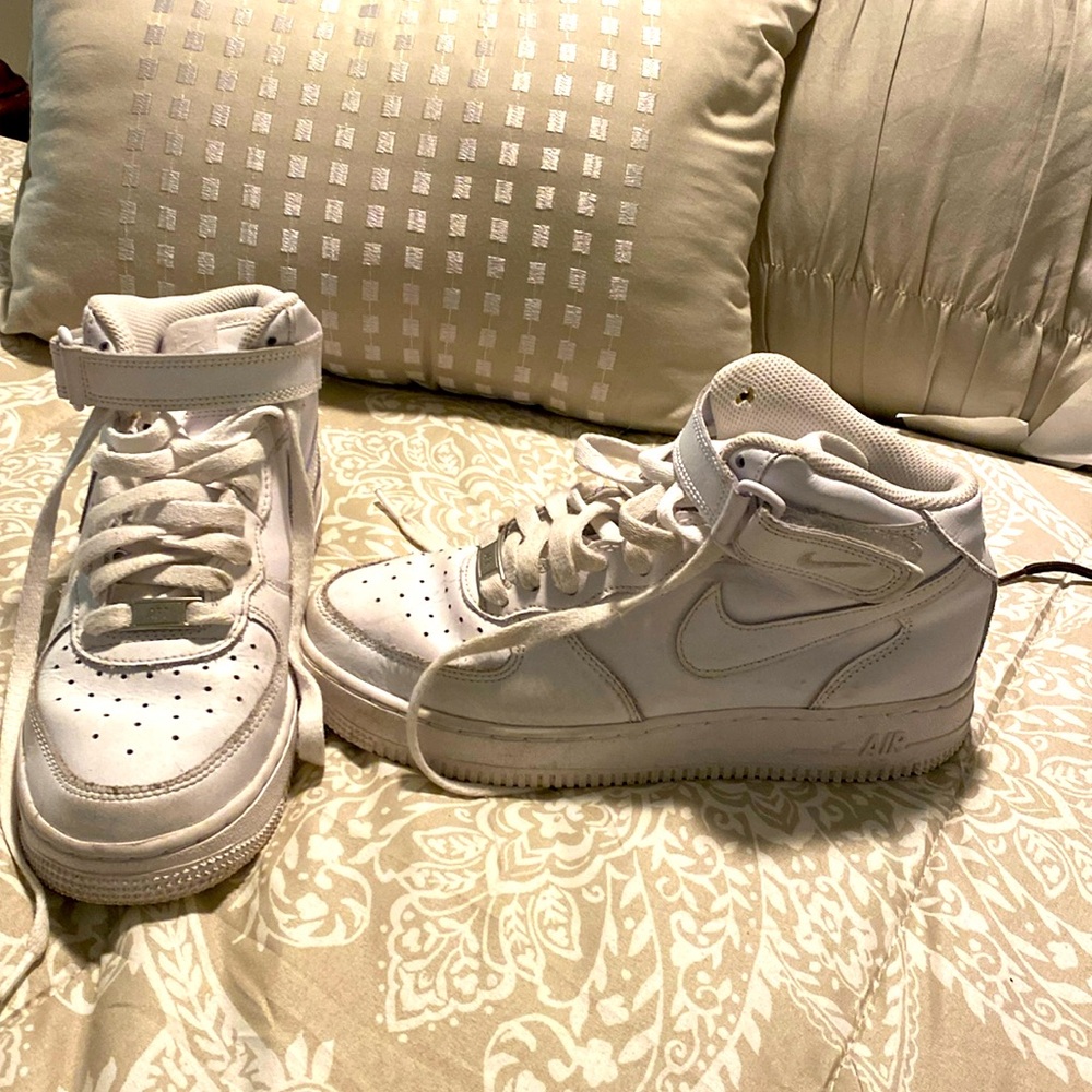 The Nike Air Force 1 in white is a classic sneaker. Size 5.5 Big boy/mens/teens